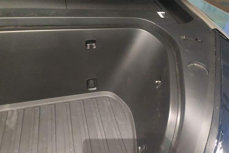 Used ONVO Luxeed L90 2025 Model—Ultra Six-Seater Version Engine Bay Left