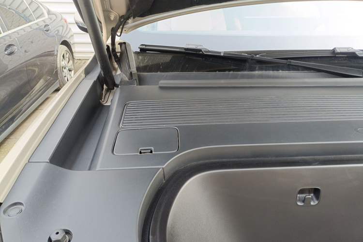Used ONVO Luxeed L90 2025 Model—Ultra Six-Seater Version Engine Bay Right