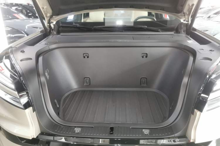 Used ONVO Luxeed L90 2025 Model—Max Six-Seater Version Engine Bay