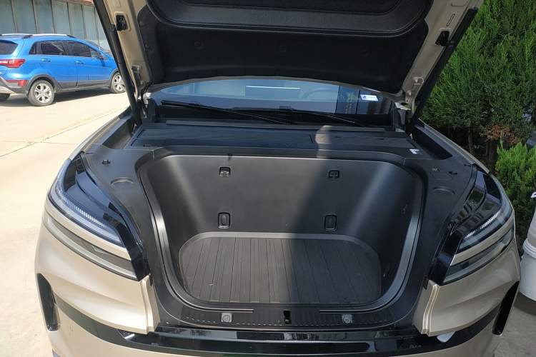 Used ONVO Luxeed L90 2025 Model—Max Six-Seater Version Engine Bay