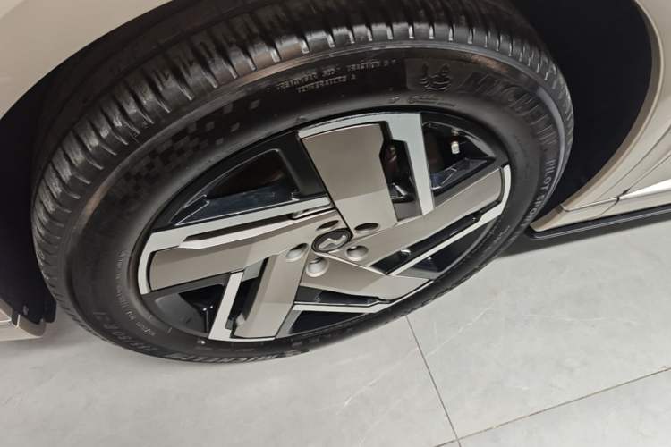 Used ONVO Luxeed L90 2025 Model—Ultra Six-Seater Version Exterior 4