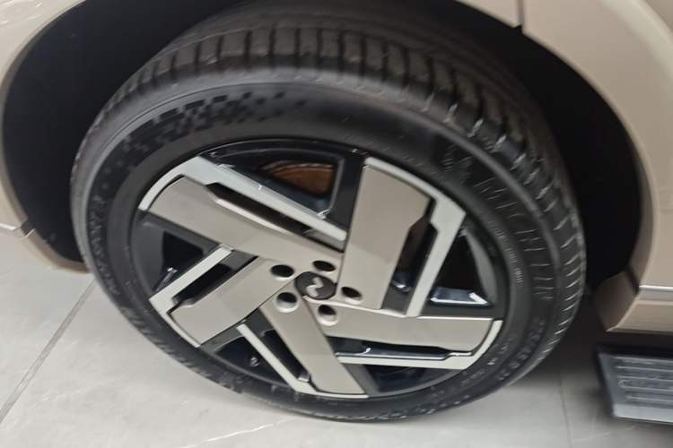 Used ONVO Luxeed L90 2025 Model—Ultra Six-Seater Version Exterior 5