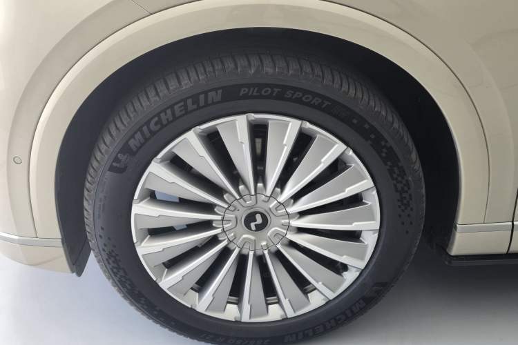 Used ONVO Luxeed L90 2025 Model—Ultra Six-Seater Version Exterior 9