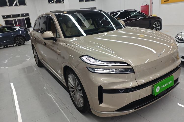 Used ONVO Luxeed L90 2025 Model—Max Six-Seater Version Front Right 45 Deg