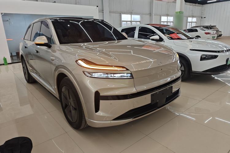 Used ONVO Luxeed L90 2025 Model—Max Six-Seater Version Front Right 45 Deg