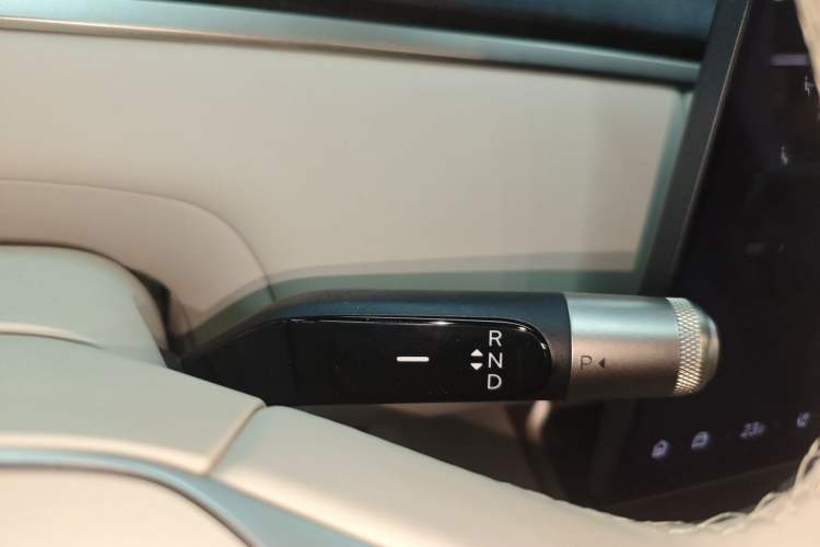 Used ONVO Luxeed L90 2025 Model—Max Six-Seater Version Gear Lever