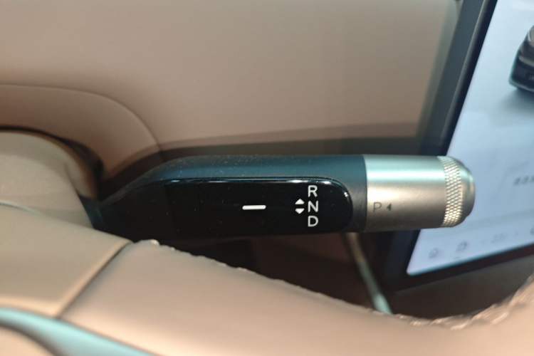 Used ONVO Luxeed L90 2025 Model—Max Six-Seater Version Gear Lever