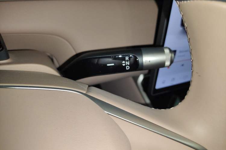 Used ONVO Luxeed L90 2025 Model—Max Six-Seater Version Gear Lever