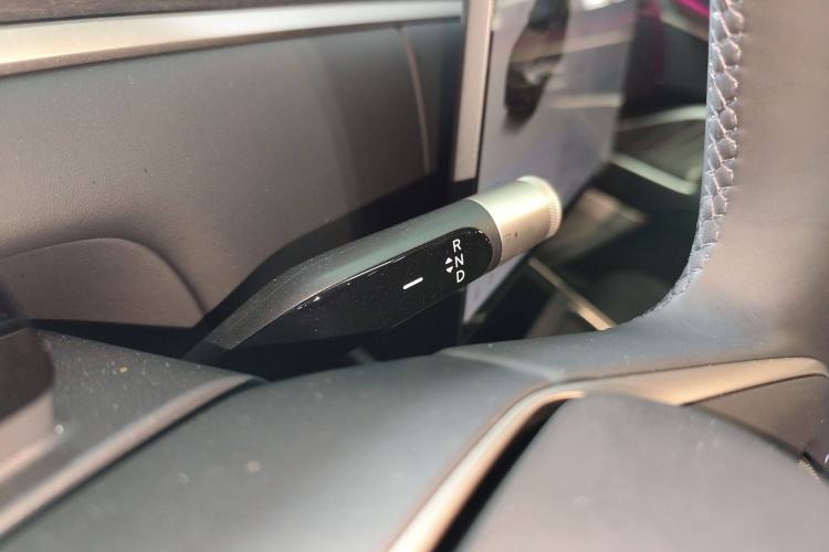 Used ONVO Luxeed L90 2025 Model—Ultra Six-Seater Version Gear Lever