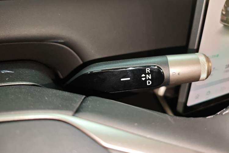 Used ONVO Luxeed L90 2025 Model—Ultra Six-Seater Version Gear Lever