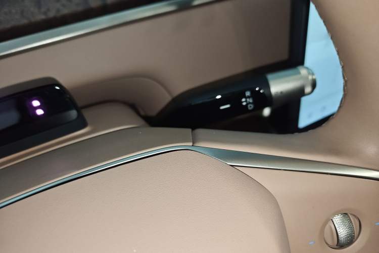 Used ONVO Luxeed L90 2025 Model—Max Six-Seater Version Gear Lever