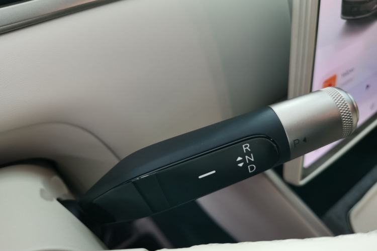 Used ONVO Luxeed L90 2025 Model—Ultra Six-Seater Version Gear Lever