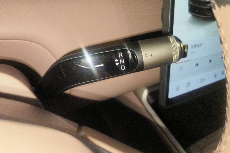 Used ONVO Luxeed L90 2025 Model—Max Six-Seater Version Gear Lever