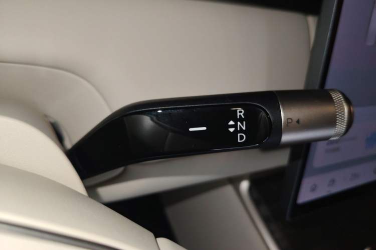 Used ONVO Luxeed L90 2025 Model—Ultra Six-Seater Version Gear Lever