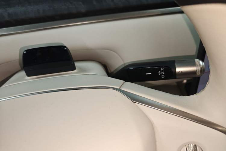 Used ONVO Luxeed L90 2025 Model—Ultra Six-Seater Version Gear Lever