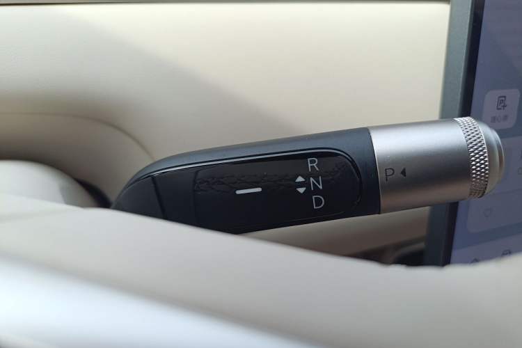 Used ONVO Luxeed L90 2025 Model—Ultra Six-Seater Version Gear Lever