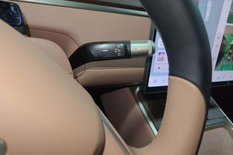 Used ONVO Luxeed L90 2025 Model—Pro Six-Seater Version Gear Lever