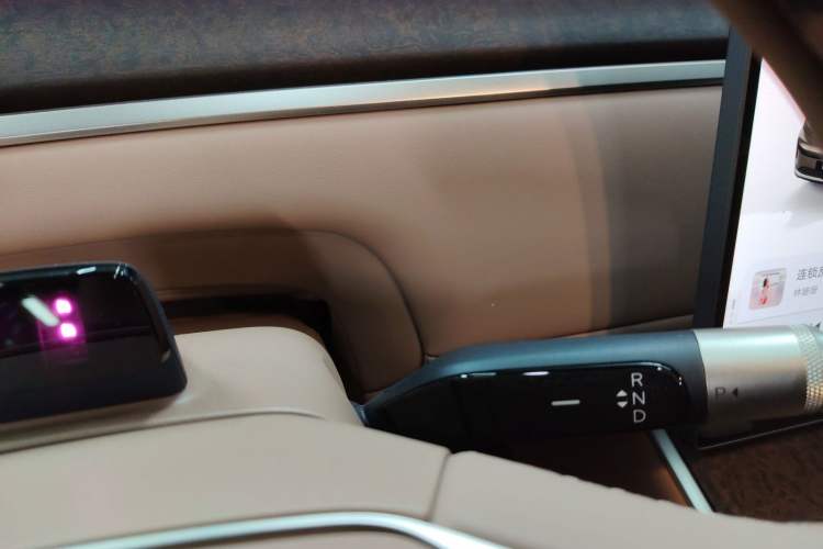 Used ONVO Luxeed L90 2025 Model—Max Six-Seater Version Gear Lever