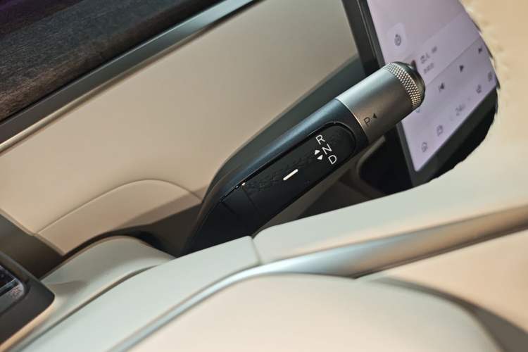 Used ONVO Luxeed L90 2025 Model—Pro Six-Seater Version Gear Lever