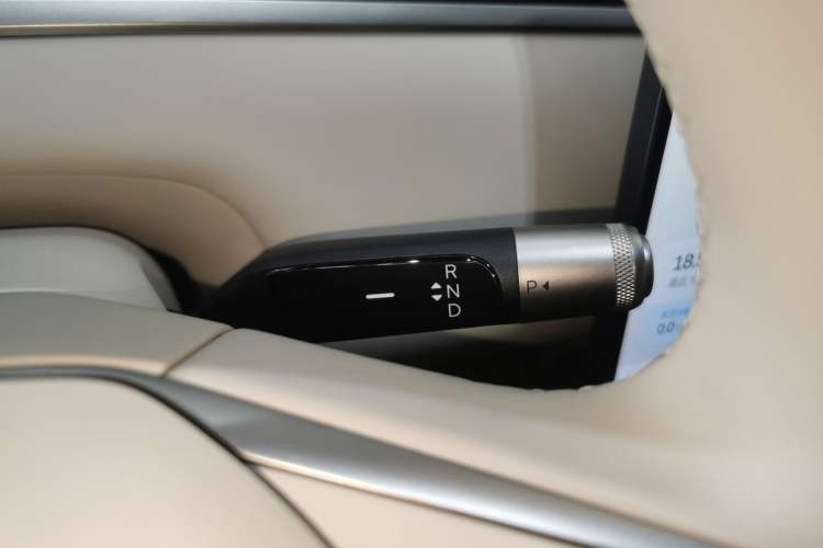 Used ONVO Luxeed L90 2025 Model—Max Six-Seater Version Gear Lever