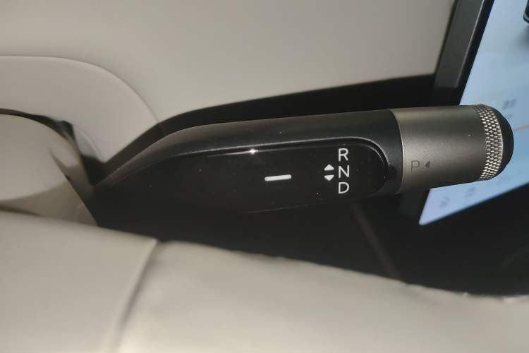 Used ONVO Luxeed L90 2025 Model—Ultra Six-Seater Version Gear Lever