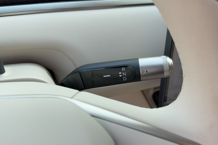 Used ONVO Luxeed L90 2025 Model—Max Six-Seater Version Gear Lever