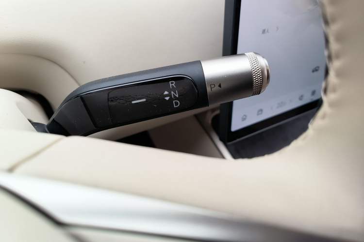 Used ONVO Luxeed L90 2025 Model—Ultra Six-Seater Version Gear Lever