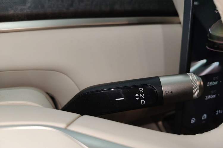 Used ONVO Luxeed L90 2025 Model—Max Six-Seater Version Gear Lever