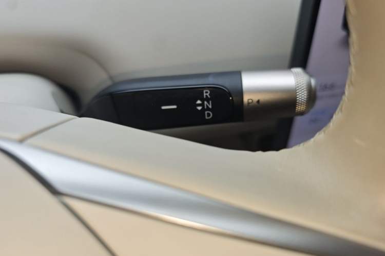 Used ONVO Luxeed L90 2025 Model—Max Six-Seater Version Gear Lever