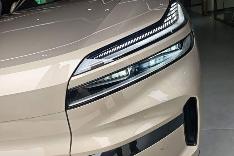 Used ONVO Luxeed L90 2025 Model—Pro Six-Seater Version Left Front Headlight