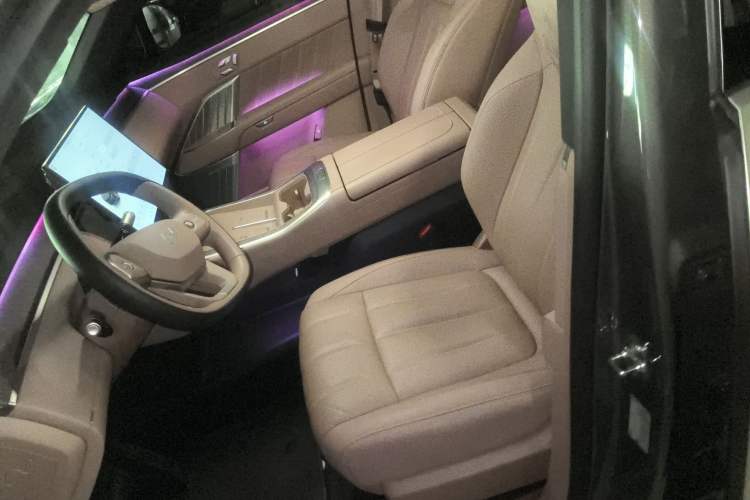 Used ONVO Luxeed L90 2025 Model—Max Six-Seater Version Left Front Seat