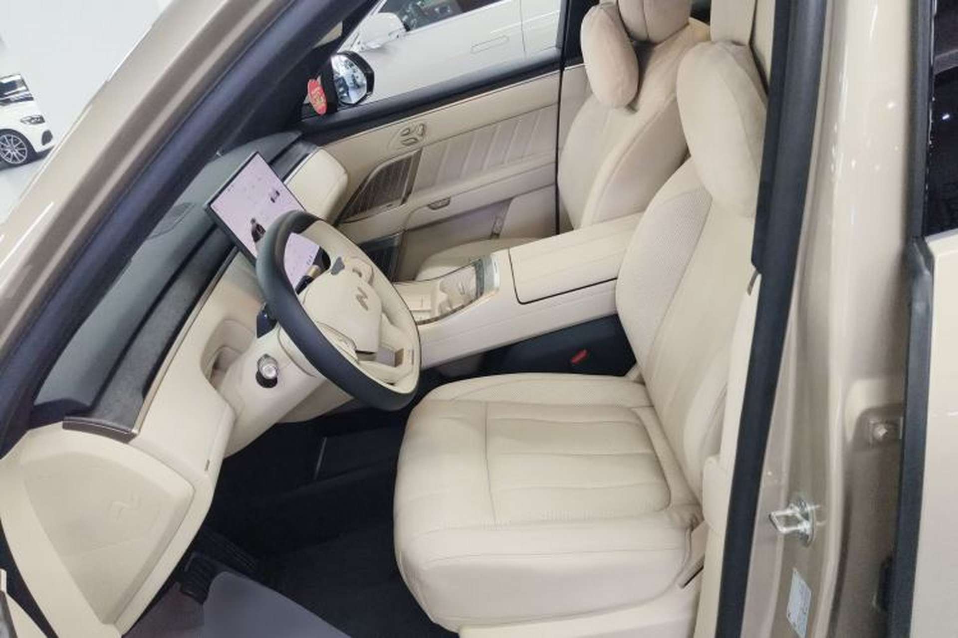 Used ONVO Luxeed L90 2025 Model—Ultra Six-Seater Version Left Front Seat