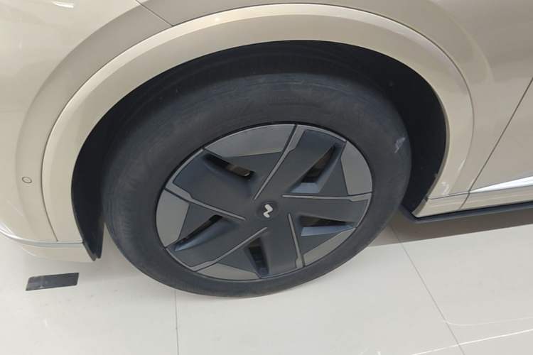 Used ONVO Luxeed L90 2025 Model—Max Six-Seater Version Left Front Wheel Hub