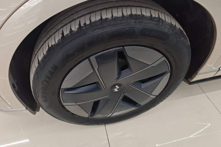 Used ONVO Luxeed L90 2025 Model—Max Six-Seater Version Left Front Wheel Hub