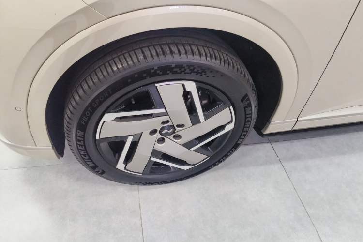 Used ONVO Luxeed L90 2025 Model—Ultra Six-Seater Version Left Front Wheel Hub