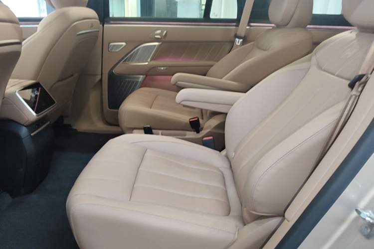 Used ONVO Luxeed L90 2025 Model—Max Six-Seater Version Left Rear Seat