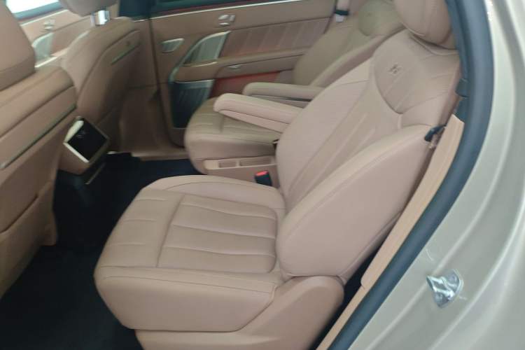 Used ONVO Luxeed L90 2025 Model—Max Six-Seater Version Left Rear Seat