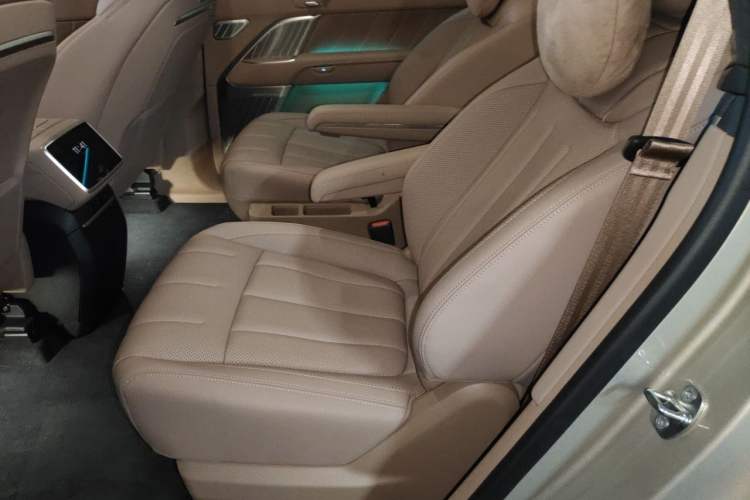 Used ONVO Luxeed L90 2025 Model—Max Six-Seater Version Left Rear Seat
