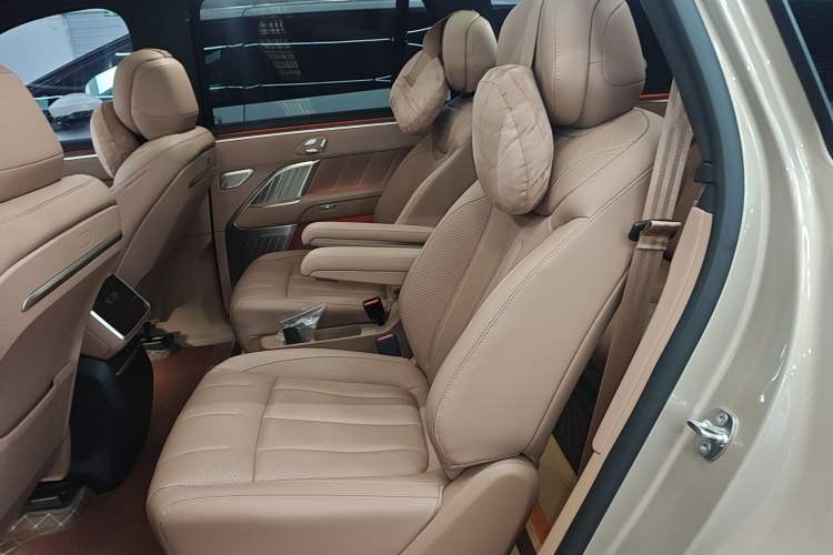Used ONVO Luxeed L90 2025 Model—Max Six-Seater Version Left Rear Seat