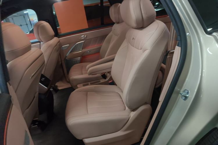 Used ONVO Luxeed L90 2025 Model—Pro Six-Seater Version Left Rear Seat