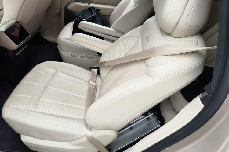 Used ONVO Luxeed L90 2025 Model—Ultra Six-Seater Version Left Rear Seat