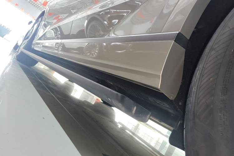 Used ONVO Luxeed L90 2025 Model—Max Six-Seater Version Left Side Sill