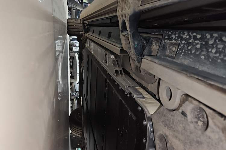 Used ONVO Luxeed L90 2025 Model—Max Six-Seater Version Left Side Sill