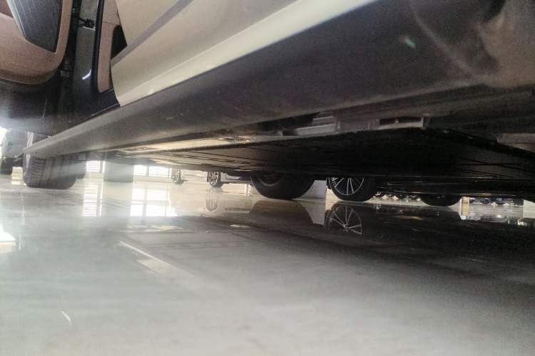 Used ONVO Luxeed L90 2025 Model—Max Six-Seater Version Left Side Sill