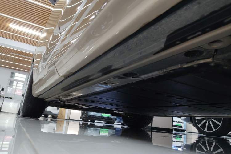 Used ONVO Luxeed L90 2025 Model—Max Six-Seater Version Left Side Sill