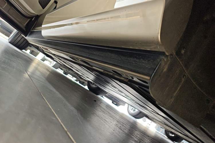 Used ONVO Luxeed L90 2025 Model—Pro Six-Seater Version Left Side Sill