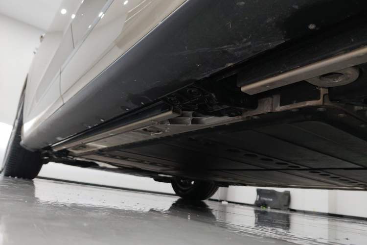 Used ONVO Luxeed L90 2025 Model—Max Six-Seater Version Left Side Sill