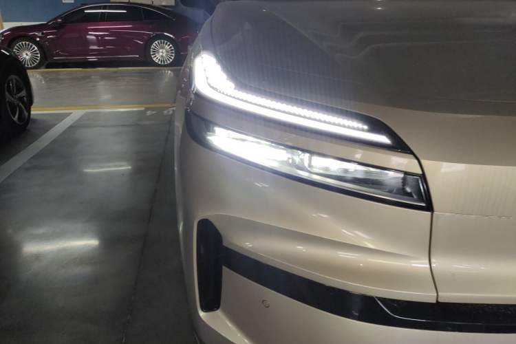 Used ONVO Luxeed L90 2025 Model—Max Six-Seater Version Right Front Headlight
