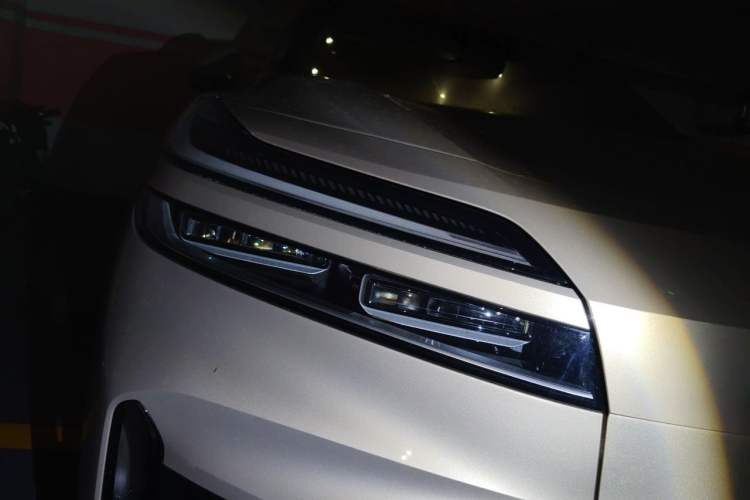 Used ONVO Luxeed L90 2025 Model—Ultra Six-Seater Version Right Front Headlight