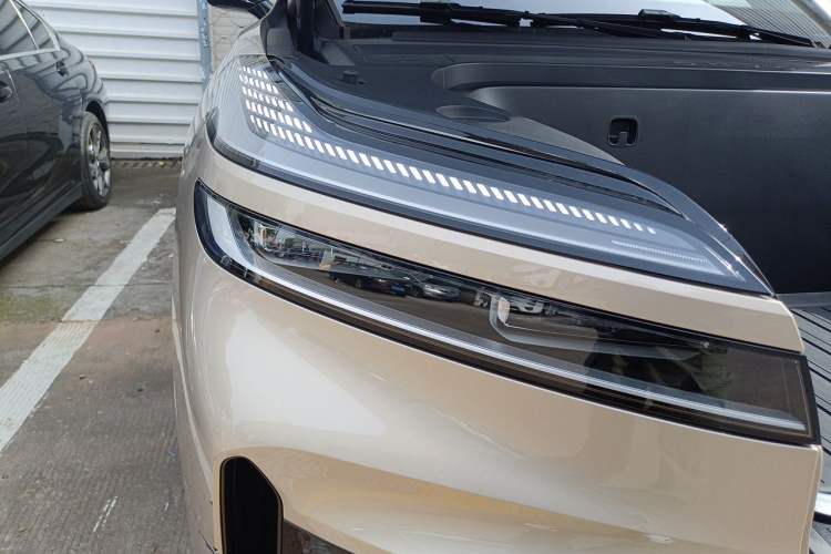 Used ONVO Luxeed L90 2025 Model—Ultra Six-Seater Version Right Front Headlight